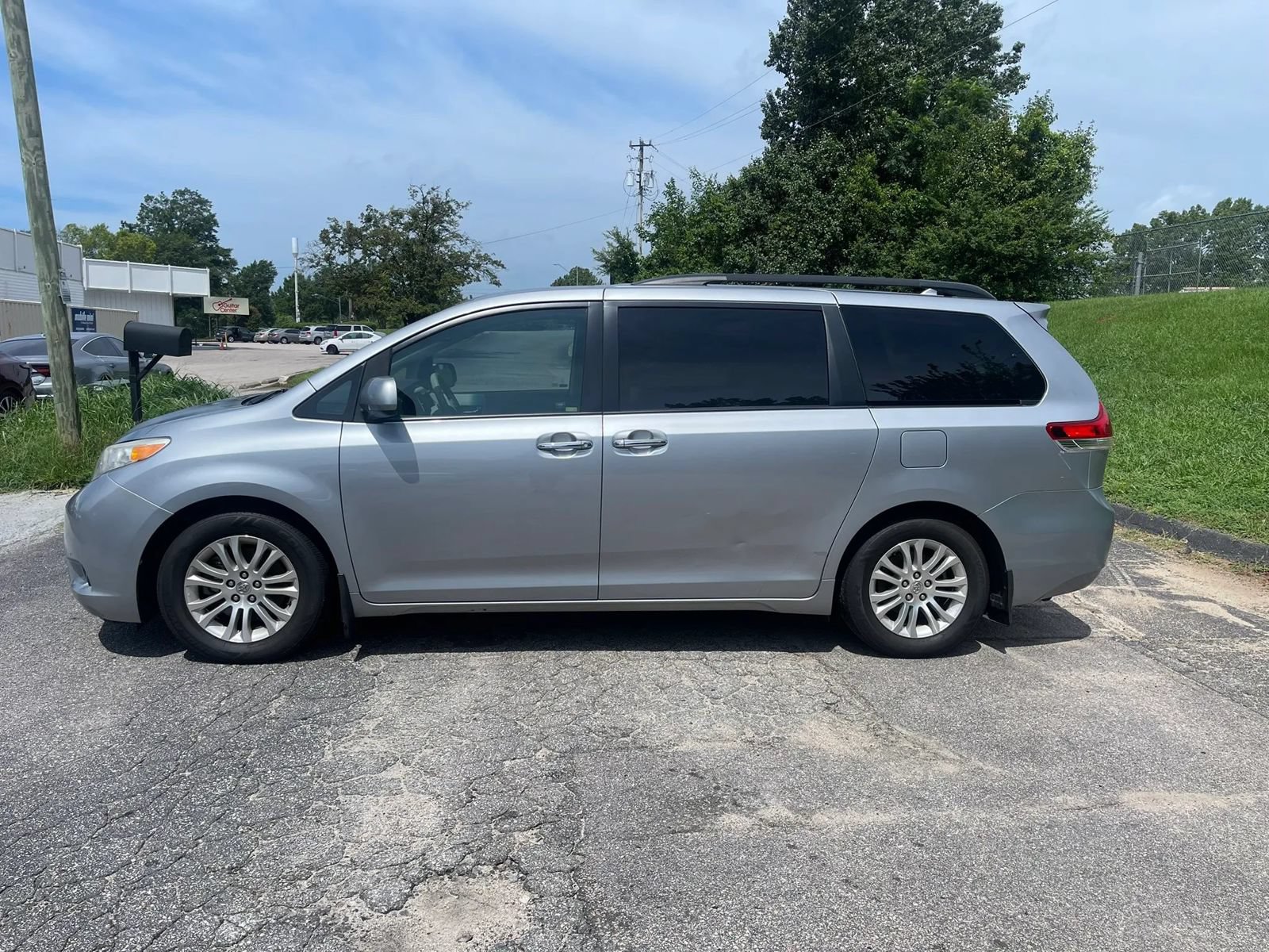 Used 2011 Toyota Sienna XLE w/ Premium Pkg FWD image 4