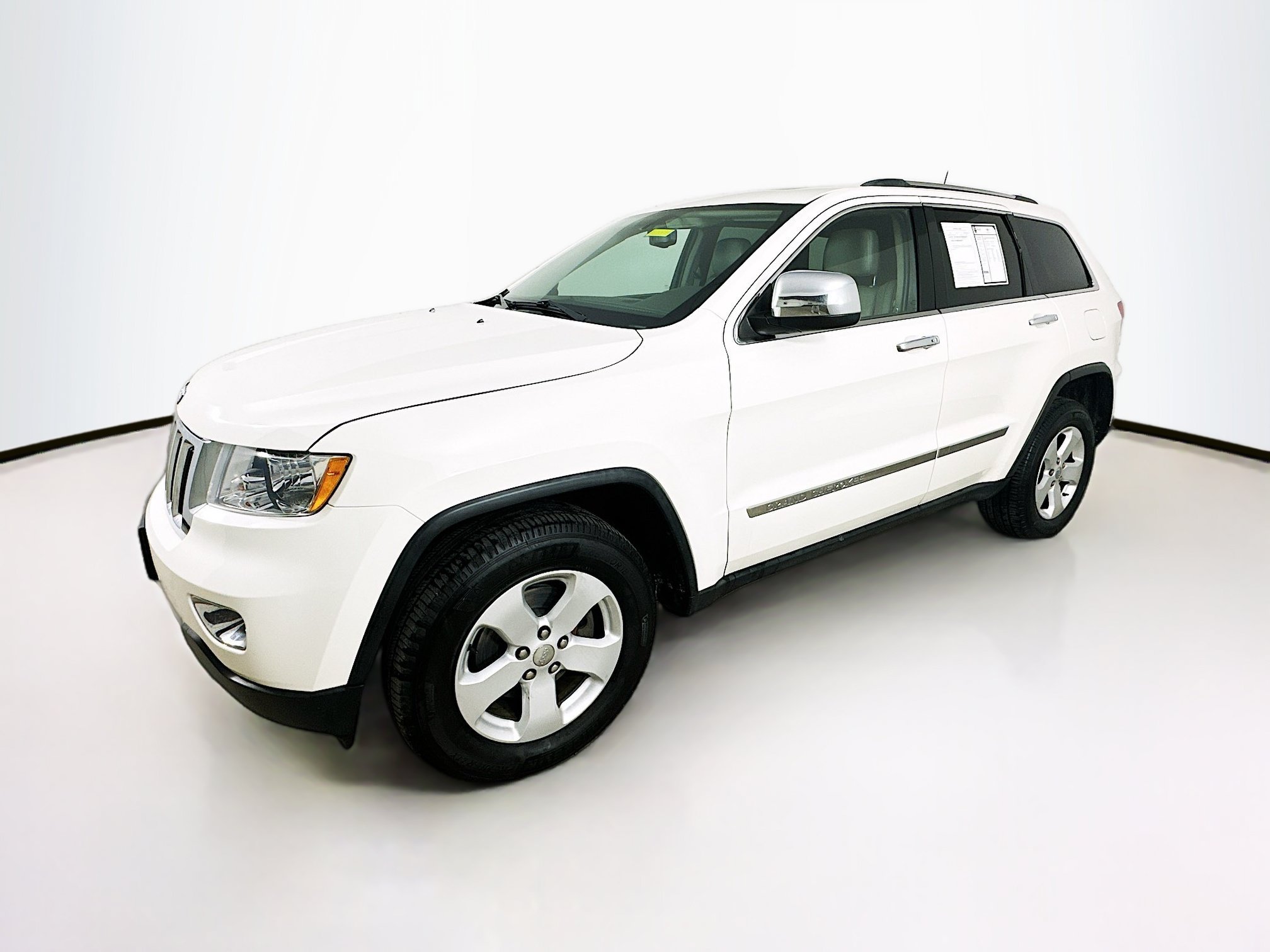 Used 2011 Jeep Grand Cherokee Laredo AWD/4WD image 3