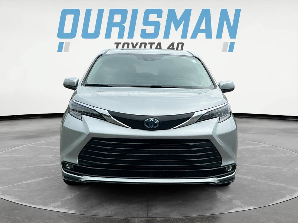 Used 2025 Toyota Sienna XLE FWD image 2