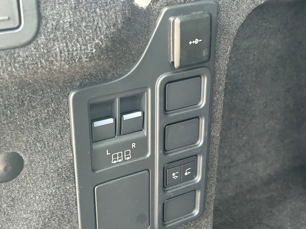 Used 2024 Land Rover Discovery Dynamic SE image 15