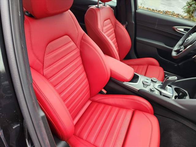 Used 2024 Alfa Romeo Giulia Veloce AWD/4WD image 13