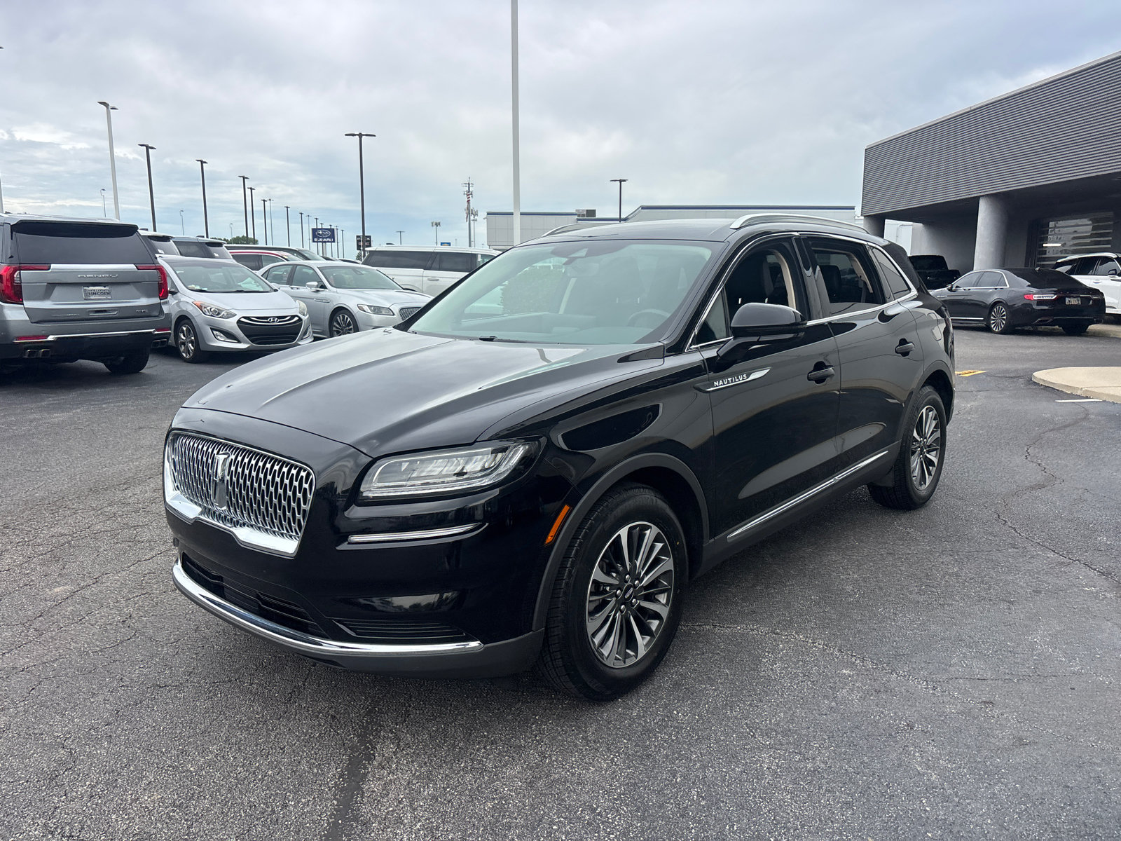 Certified 2023 Lincoln Nautilus AWD w/ Premium Package image 3