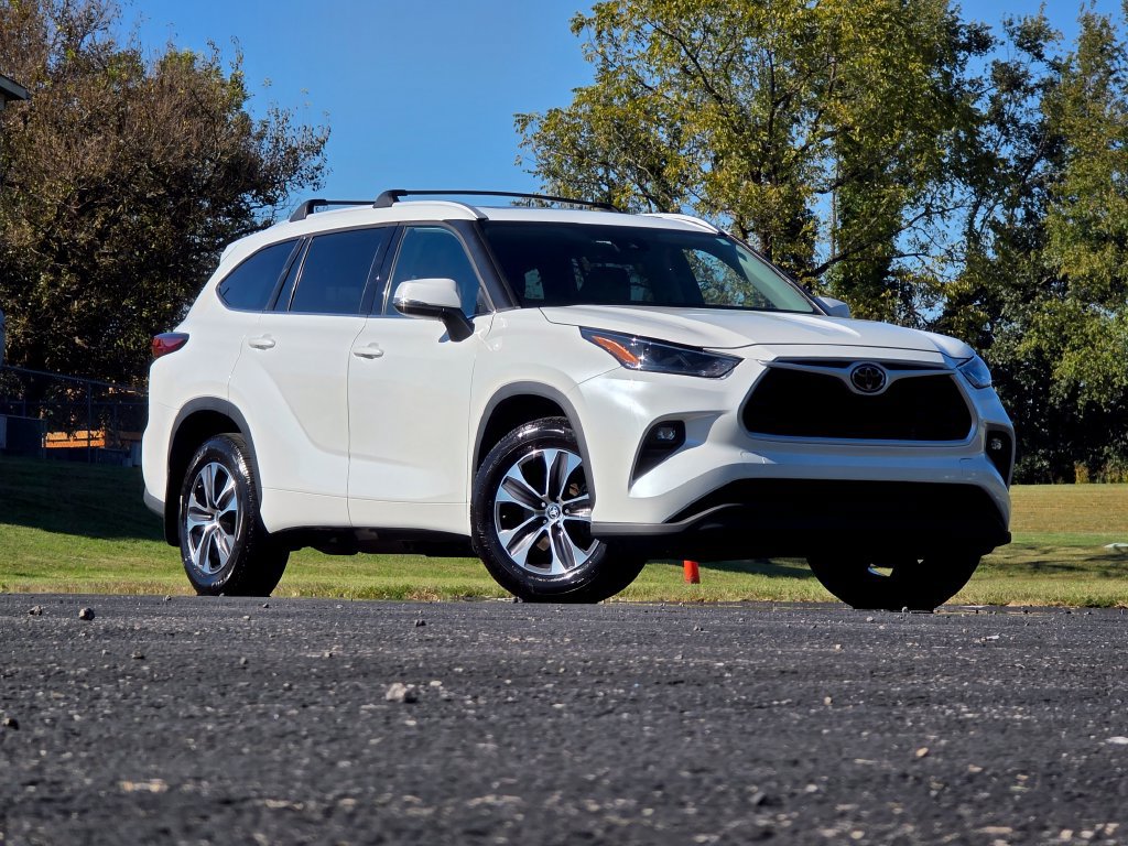 Used 2022 Toyota Highlander XLE AWD/4WD image 1