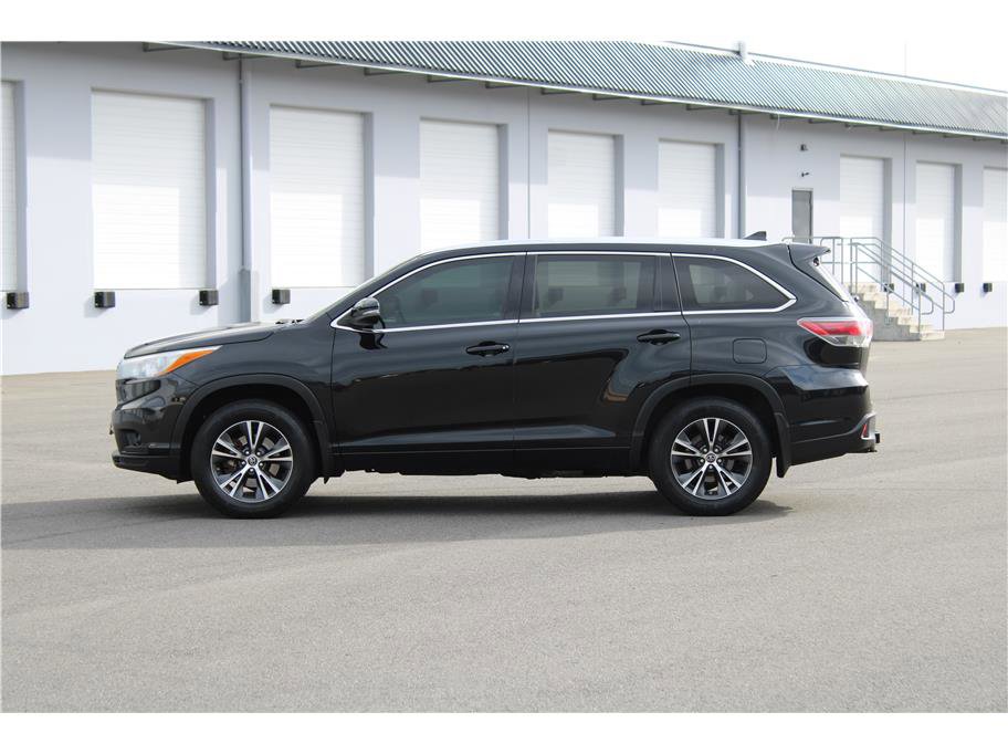 Used 2016 Toyota Highlander XLE image 2