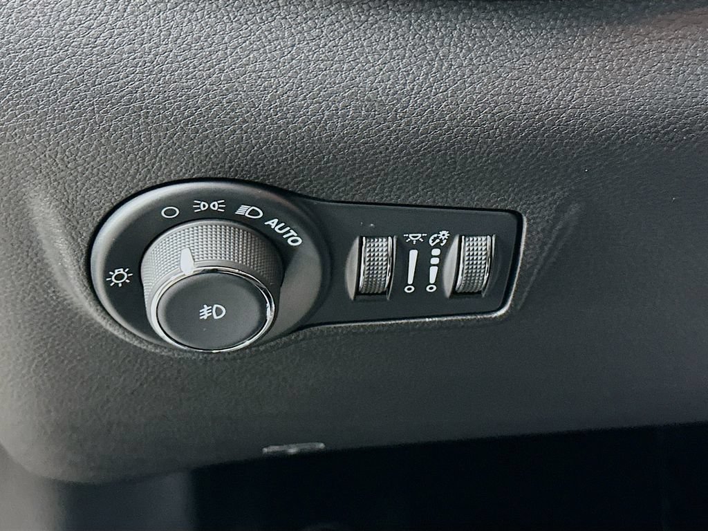 Certified 2025 Jeep Compass Limited AWD/4WD image 17