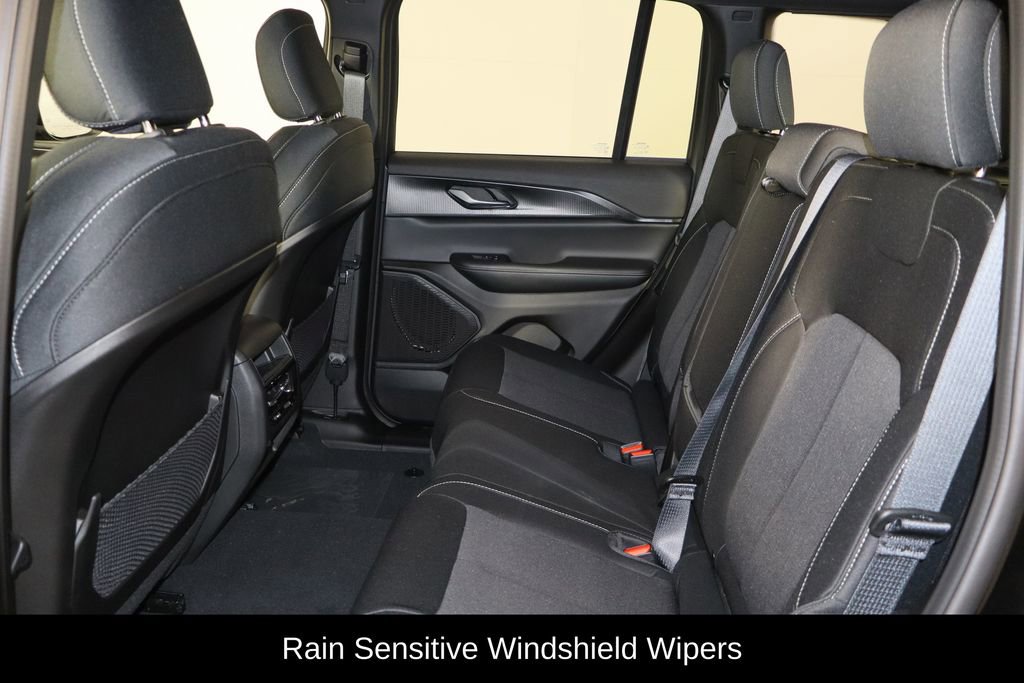 New 2025 Jeep Grand Cherokee Laredo image 17