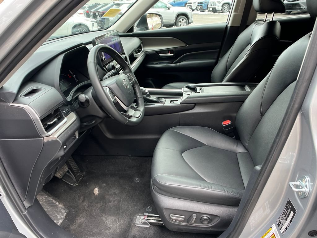 Used 2025 Toyota Grand Highlander AWD image 9