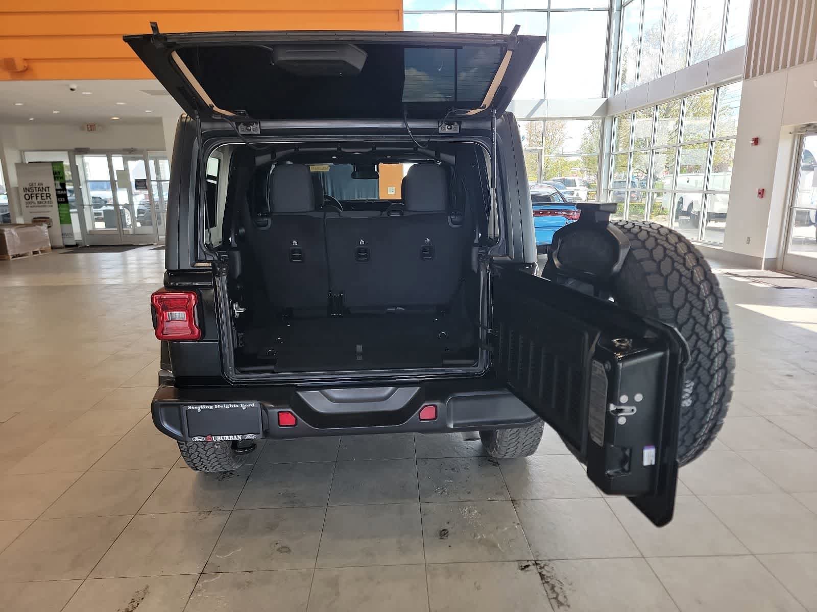 Used 2024 Jeep Wrangler Unlimited Sahara AWD/4WD image 32