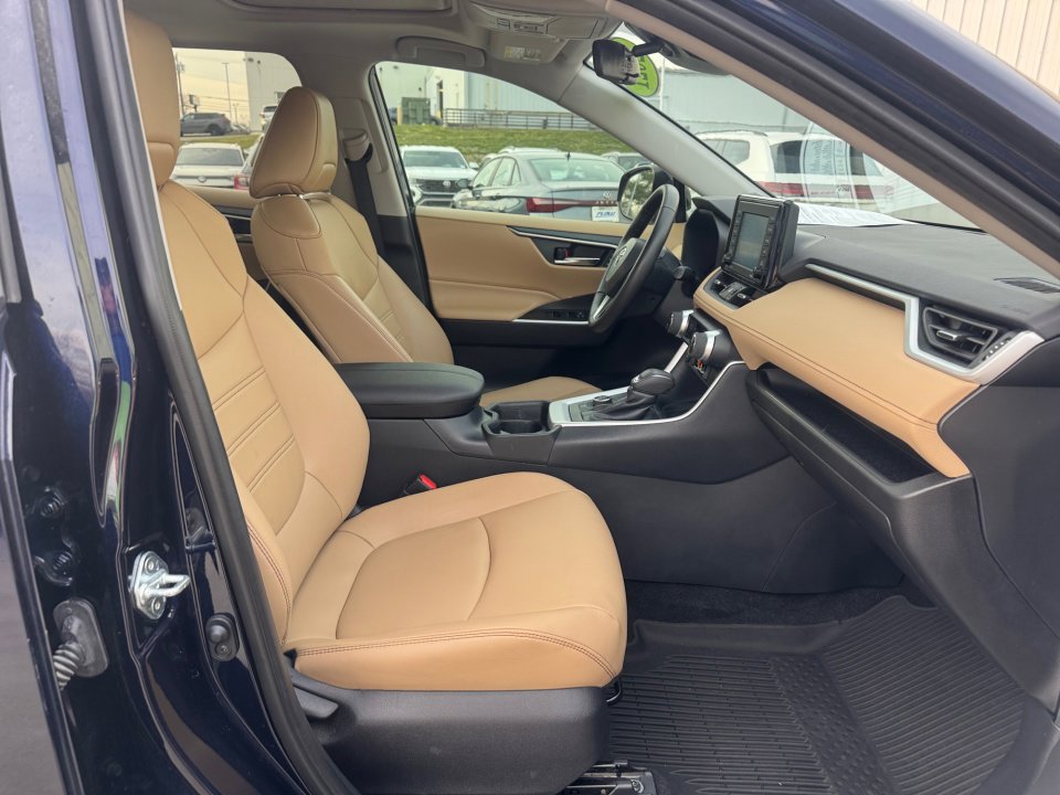 Used 2021 Toyota RAV4 XLE Premium image 32