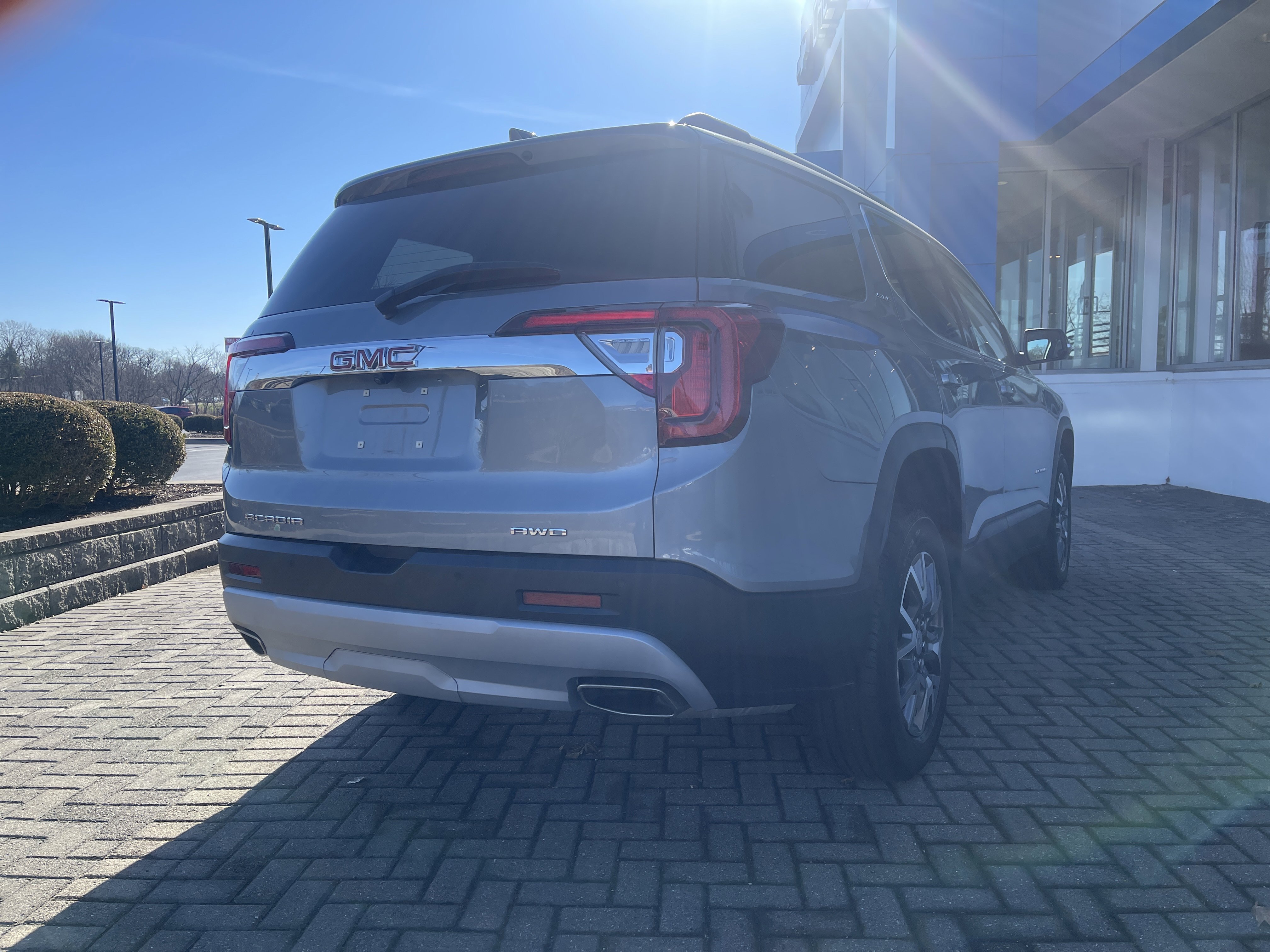 Used 2023 GMC Acadia SLE w/ Driver Convenience Package image 5