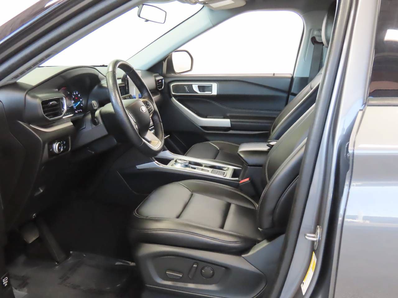Used 2023 Ford Explorer XLT w/ Equipment Group 202A RWD image 16