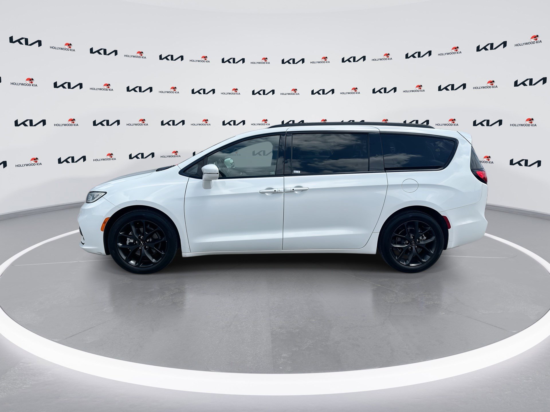 Used 2021 Chrysler Pacifica Touring w/ S Appearance Package image 5