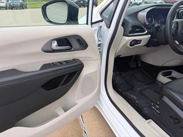 Used 2024 Chrysler Pacifica Touring-L FWD image 15