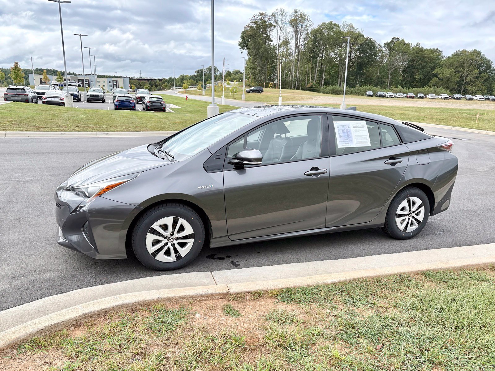 Used 2017 Toyota Prius Four w/ Advanced Technology Package FWD image 4