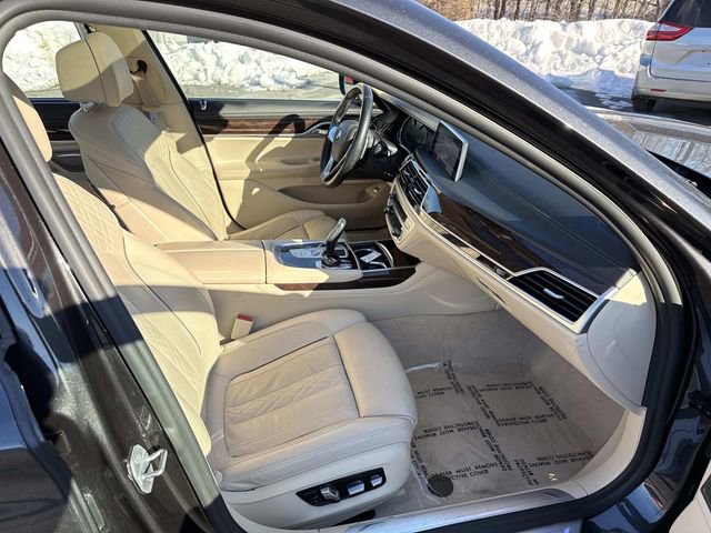 Used 2019 BMW 740i xDrive w/ Executive Package image 9