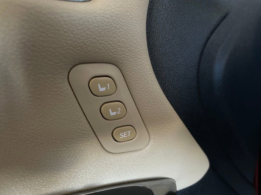 Used 2016 Toyota Avalon Limited image 31