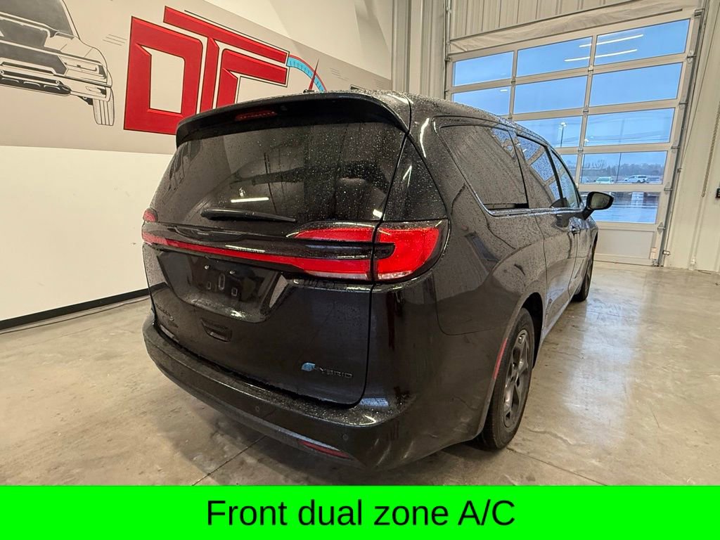 Used 2022 Chrysler Pacifica Touring-L w/ Uconnect Theater Family Group FWD image 4