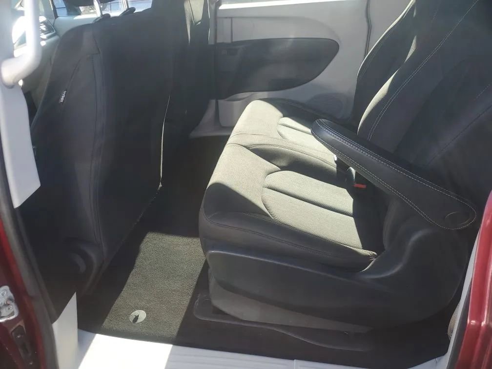 Used 2020 Chrysler Voyager L image 23