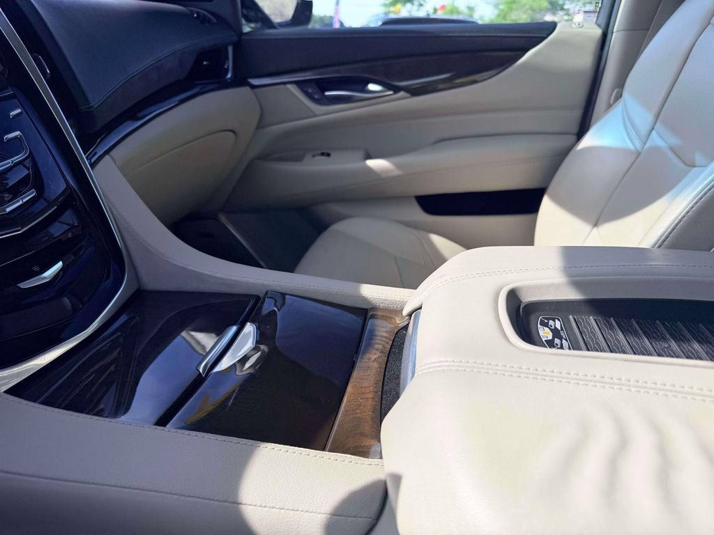 Used 2018 Cadillac Escalade Luxury AWD/4WD image 28