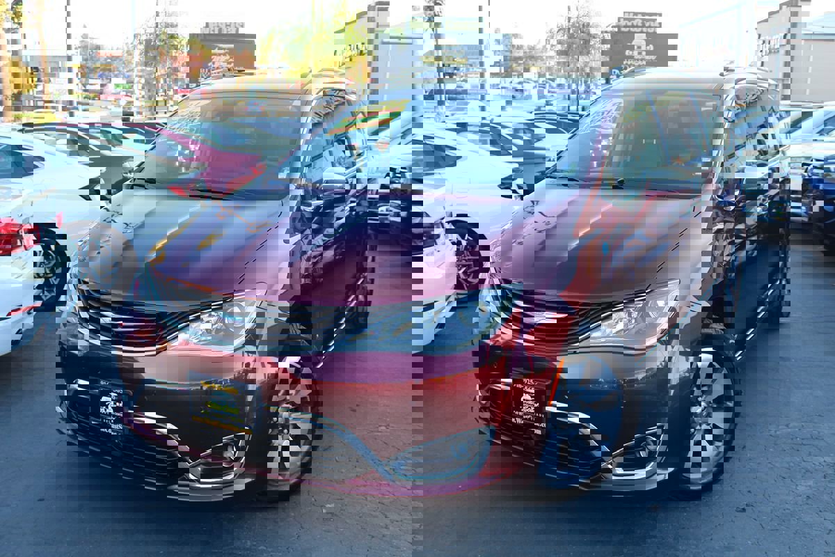 Used 2017 Chrysler Pacifica Platinum image 2