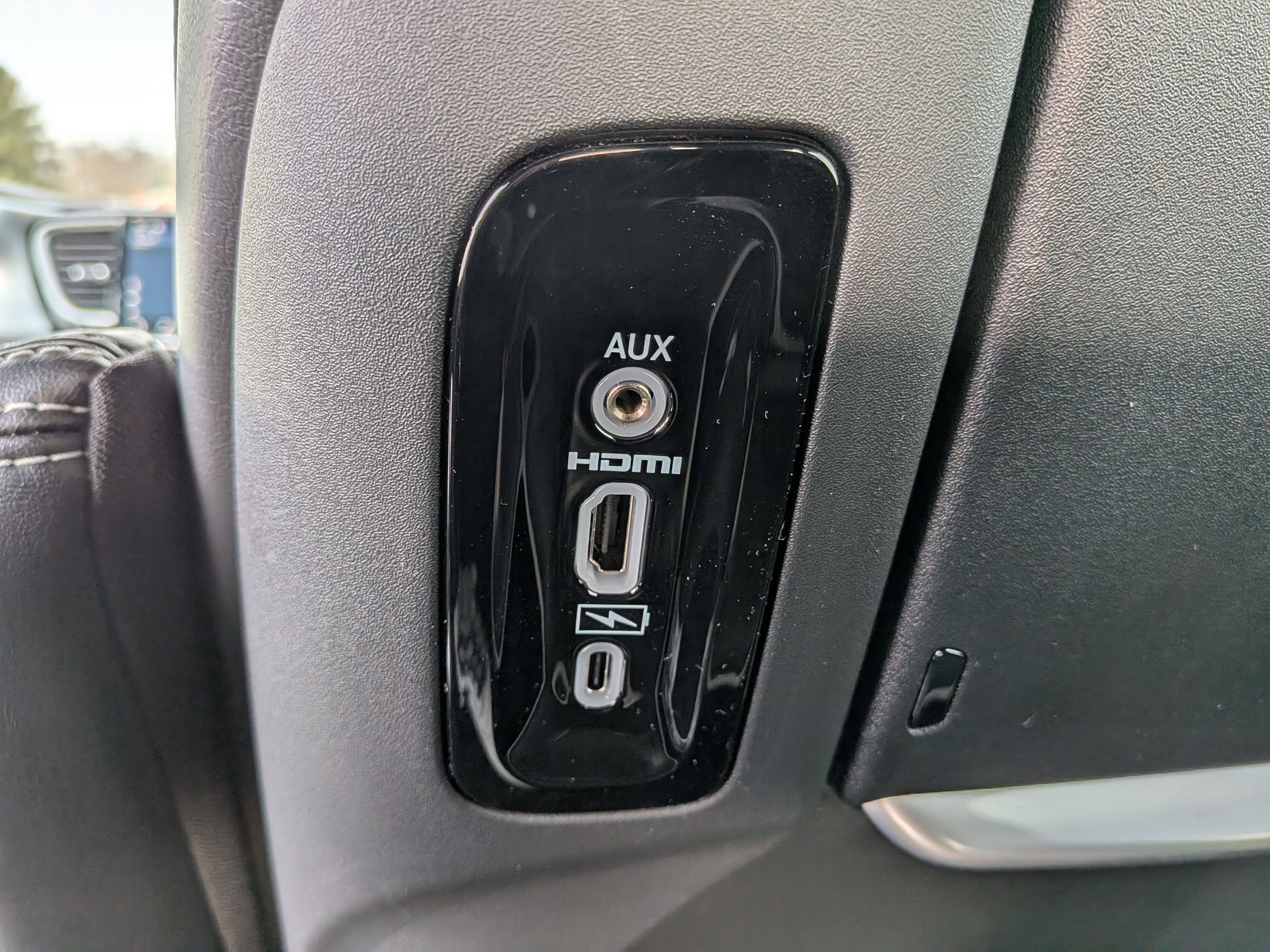 New 2026 Chrysler Pacifica Limited w/ Uconnect Theater Family Group image 27