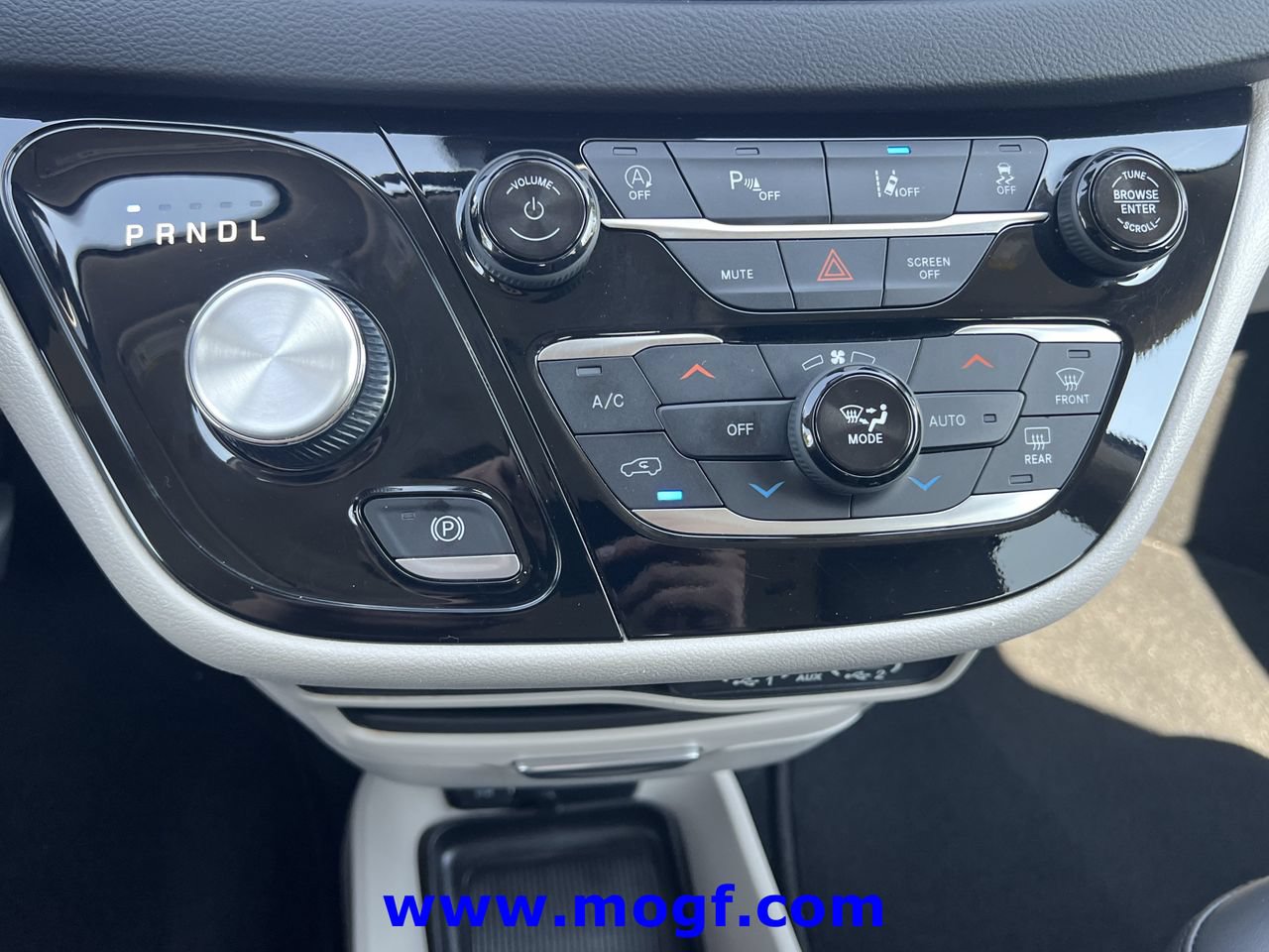 Used 2024 Chrysler Pacifica Touring-L FWD image 11
