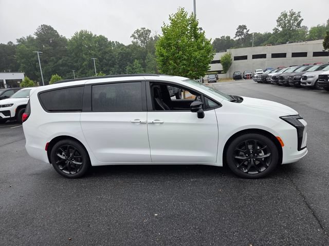 New 2027 Chrysler Pacifica Limited w/ S Appearance Package FWD image 10