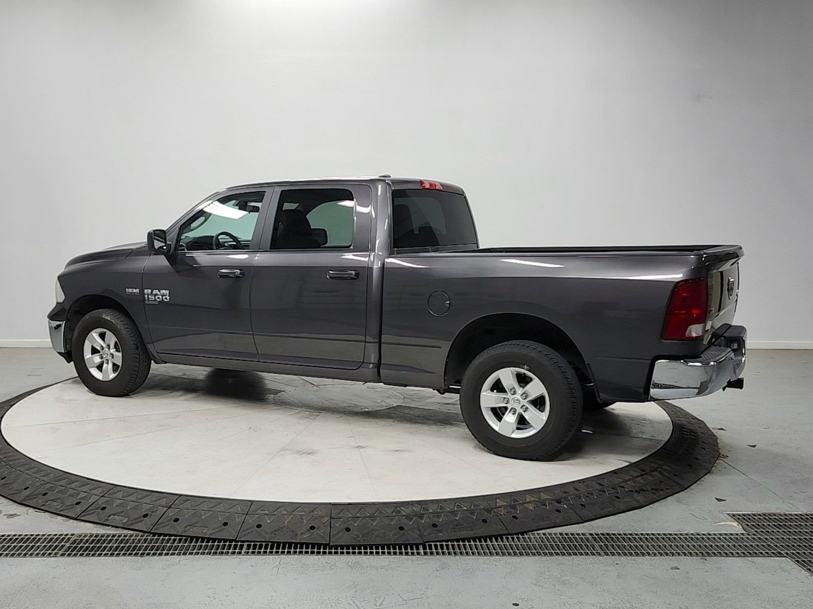 Used 2021 RAM 1500 Classic SLT AWD/4WD image 5