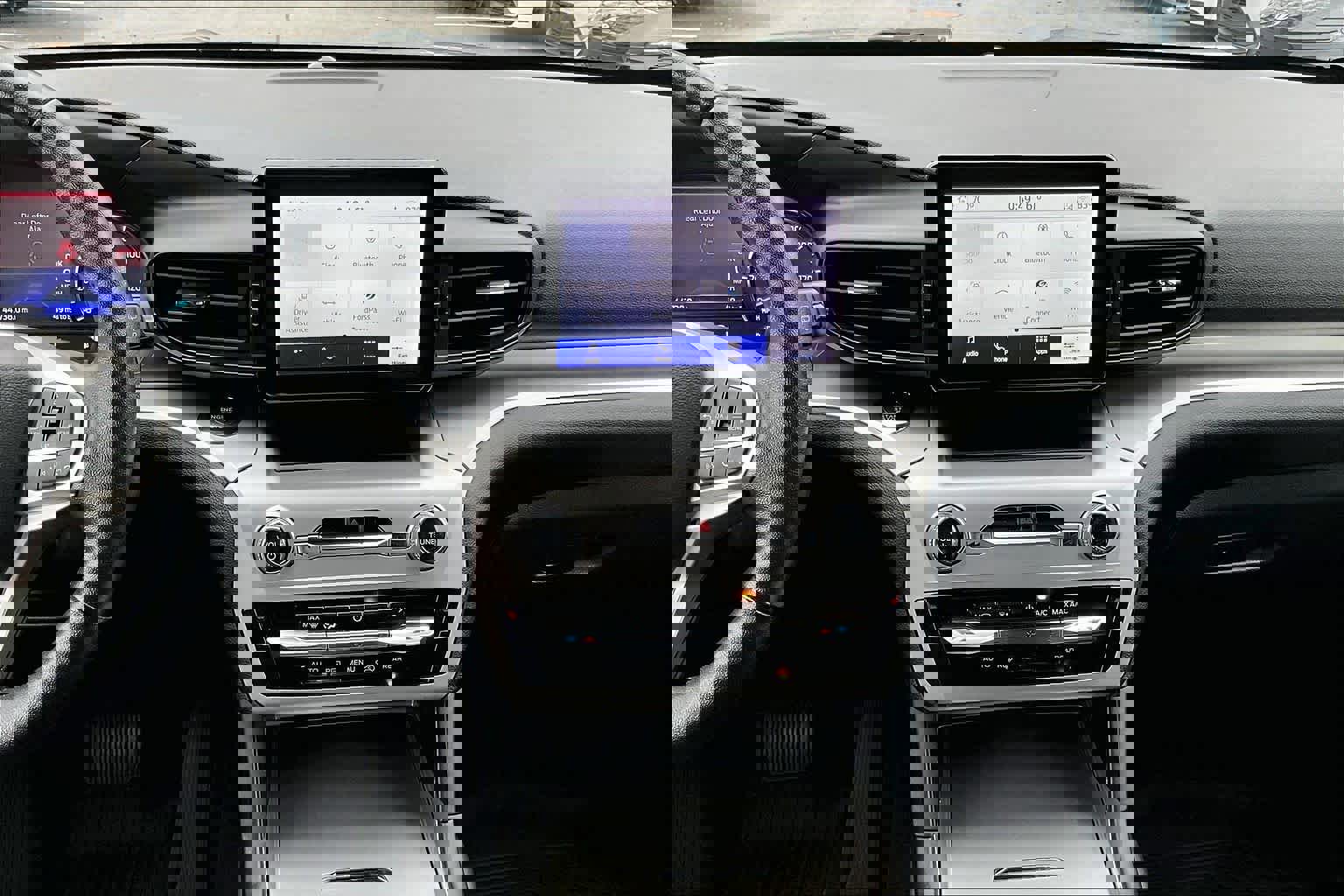 Used 2022 Ford Explorer XLT image 14