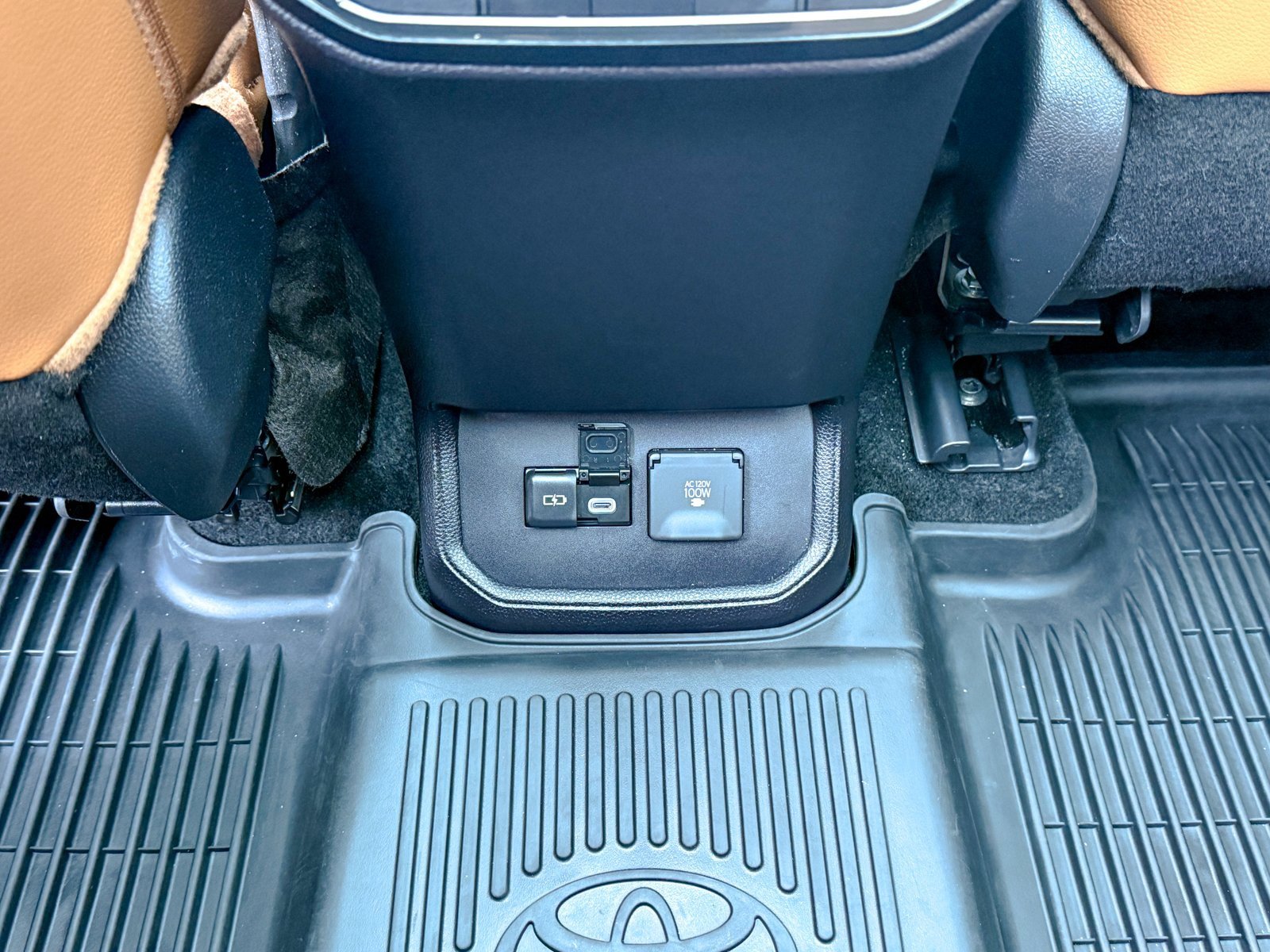 Used 2024 Toyota Highlander Platinum image 28