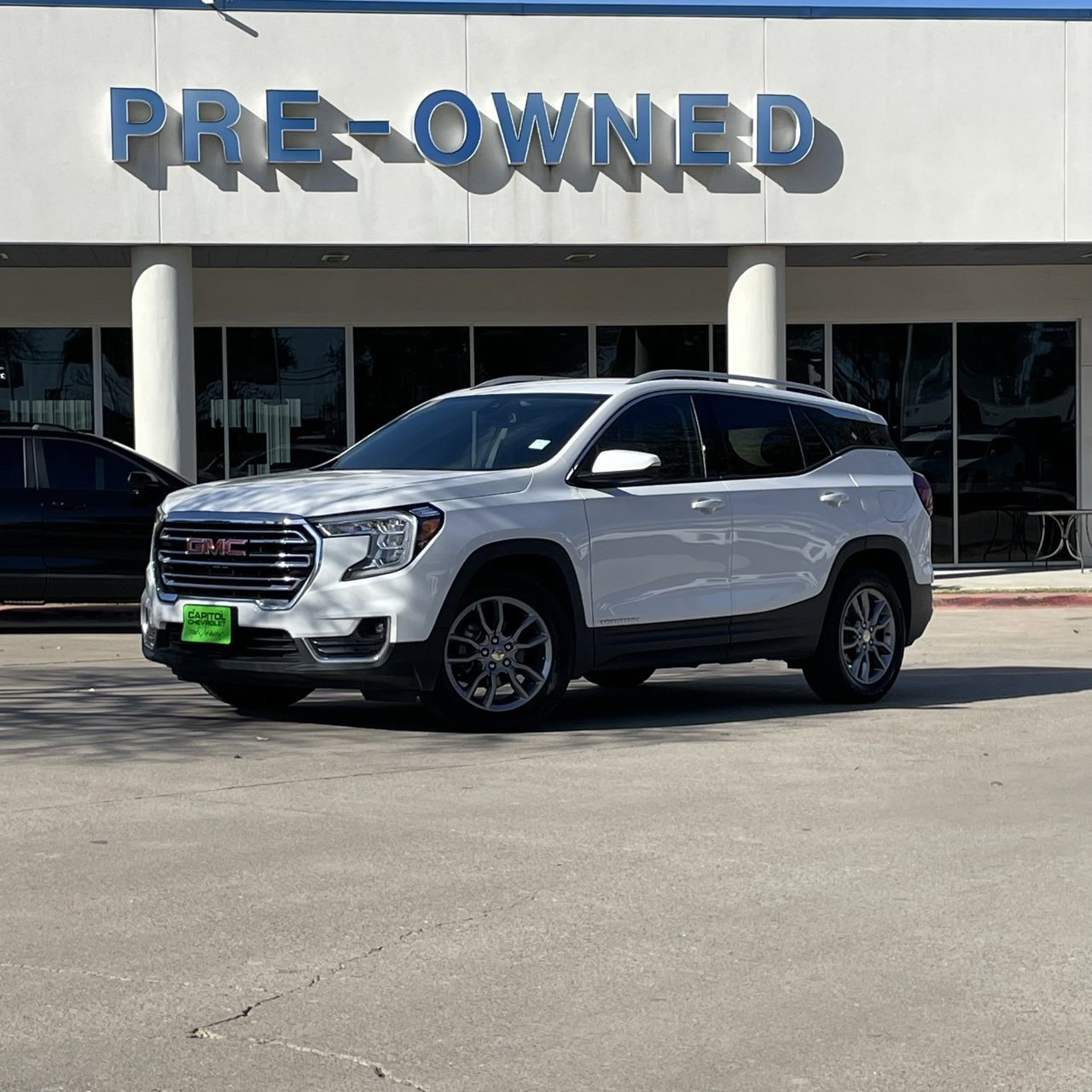 Used 2024 GMC Terrain SLT image 2