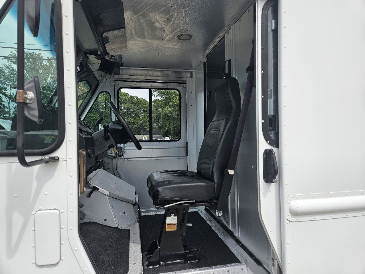 Used 2015 Ford E-350 and Econoline 350 Super Duty w/ A/C Prep Package RWD image 10