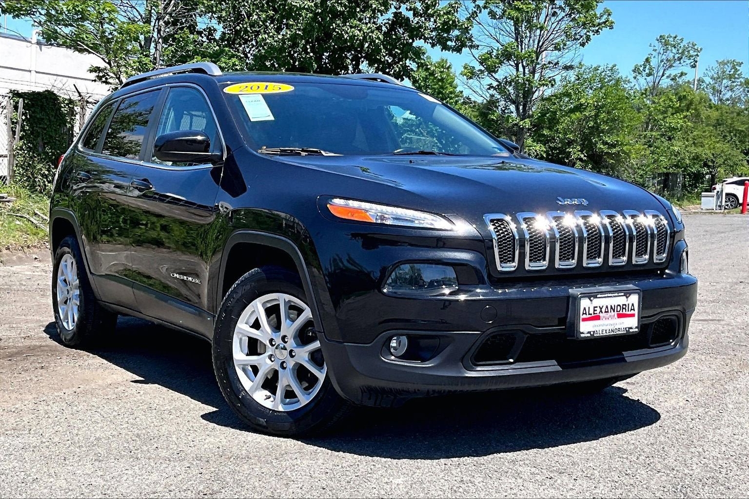 Used 2015 Jeep Cherokee Latitude w/ Comfort/Convenience Group AWD/4WD image 2