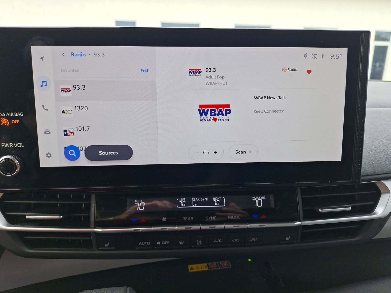 Used 2025 Toyota Sienna XLE image 28