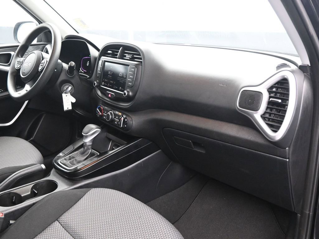 Used 2025 Kia Soul LX w/ LX Technology Package image 15