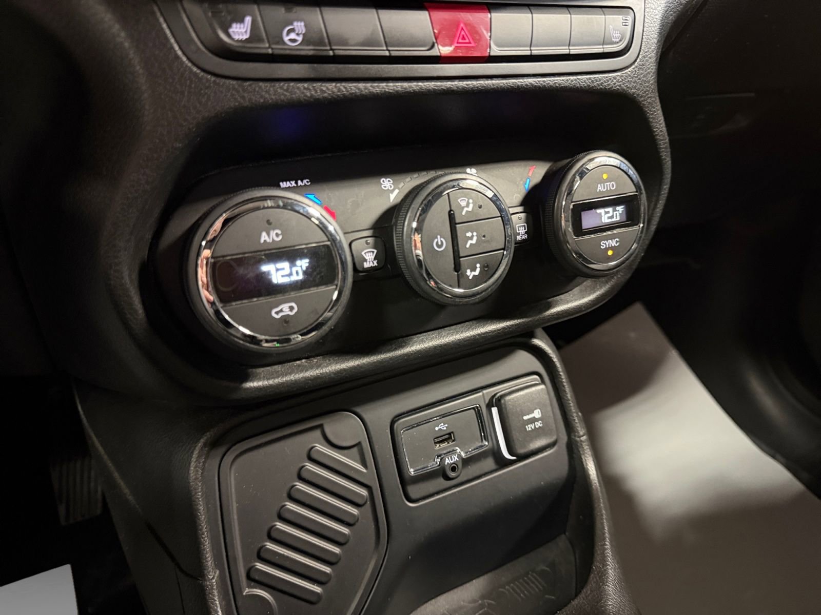 Used 2017 Jeep Renegade Latitude FWD image 34