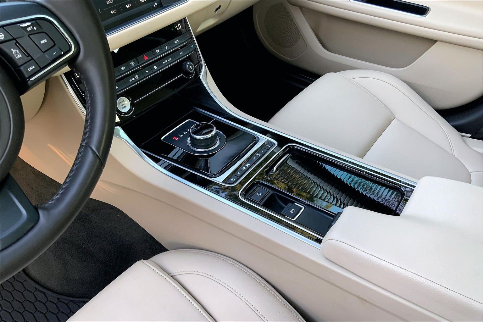 Used 2018 Jaguar XF Premium AWD/4WD image 19