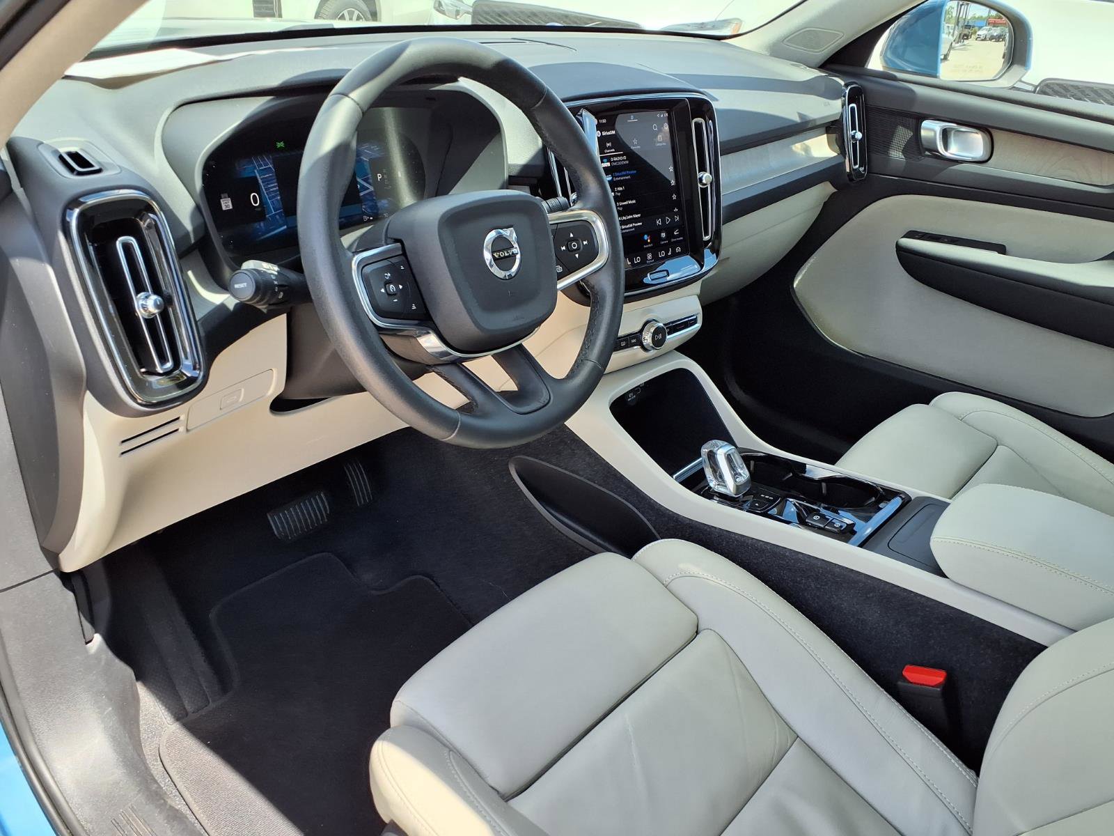 Certified 2023 Volvo XC40 B5 Plus AWD/4WD image 21