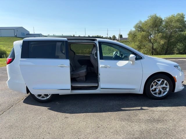 Used 2017 Chrysler Pacifica Touring-L w/ Tire & Wheel Group FWD image 4