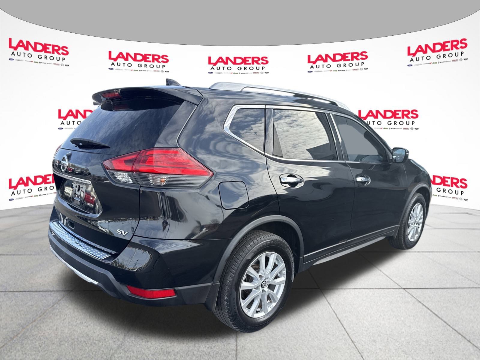 Used 2017 Nissan Rogue SV image 3