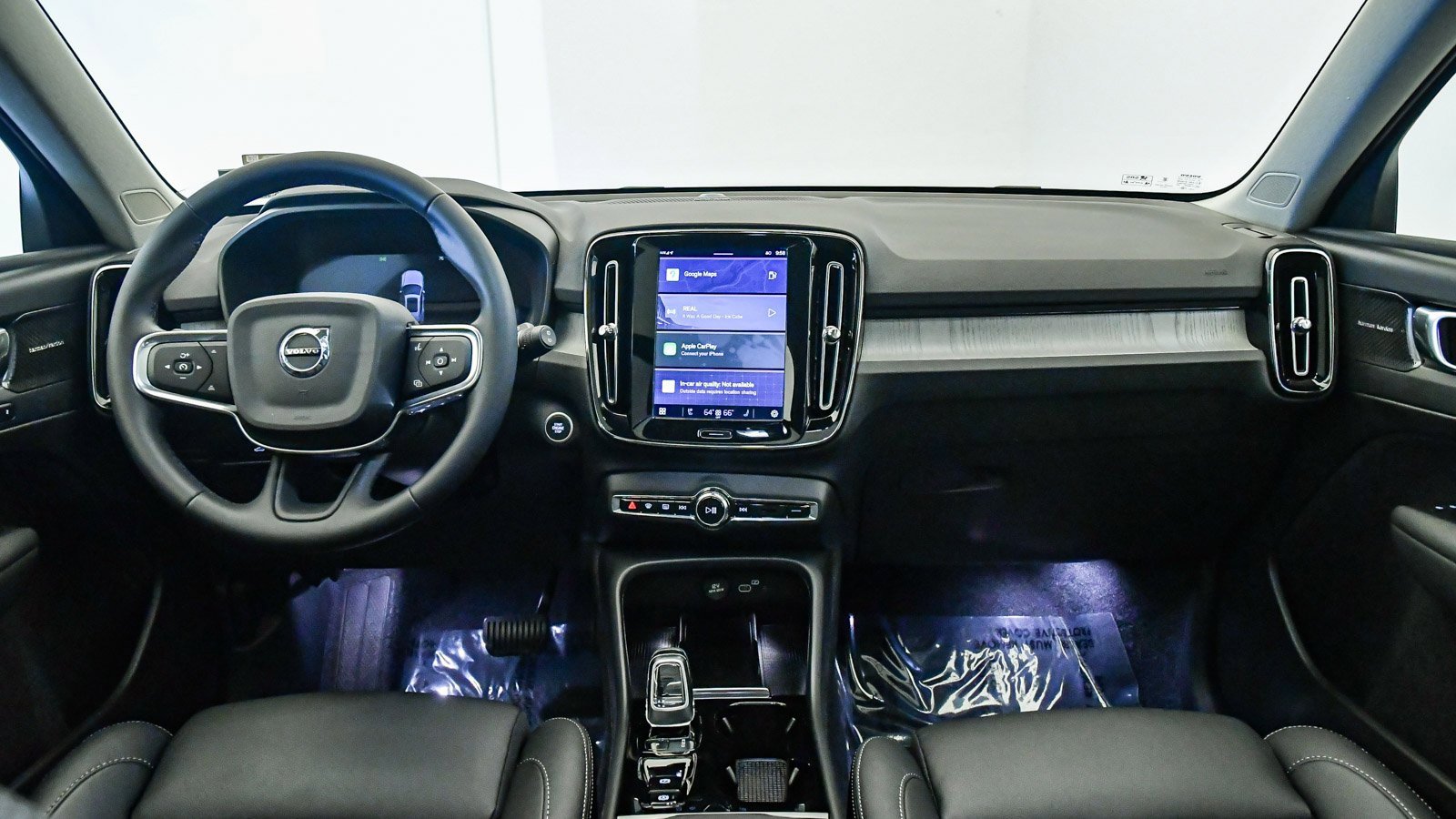 Certified 2025 Volvo XC40 B5 Ultra w/ Climate Package image 14