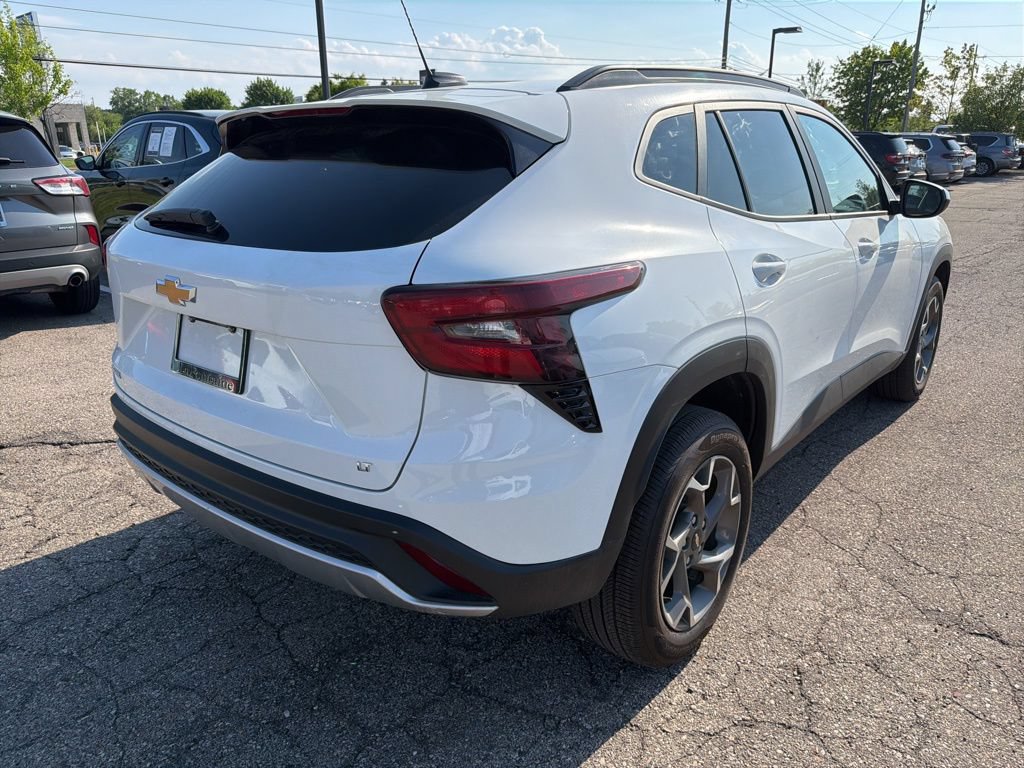 Used 2025 Chevrolet Trax LT FWD image 5