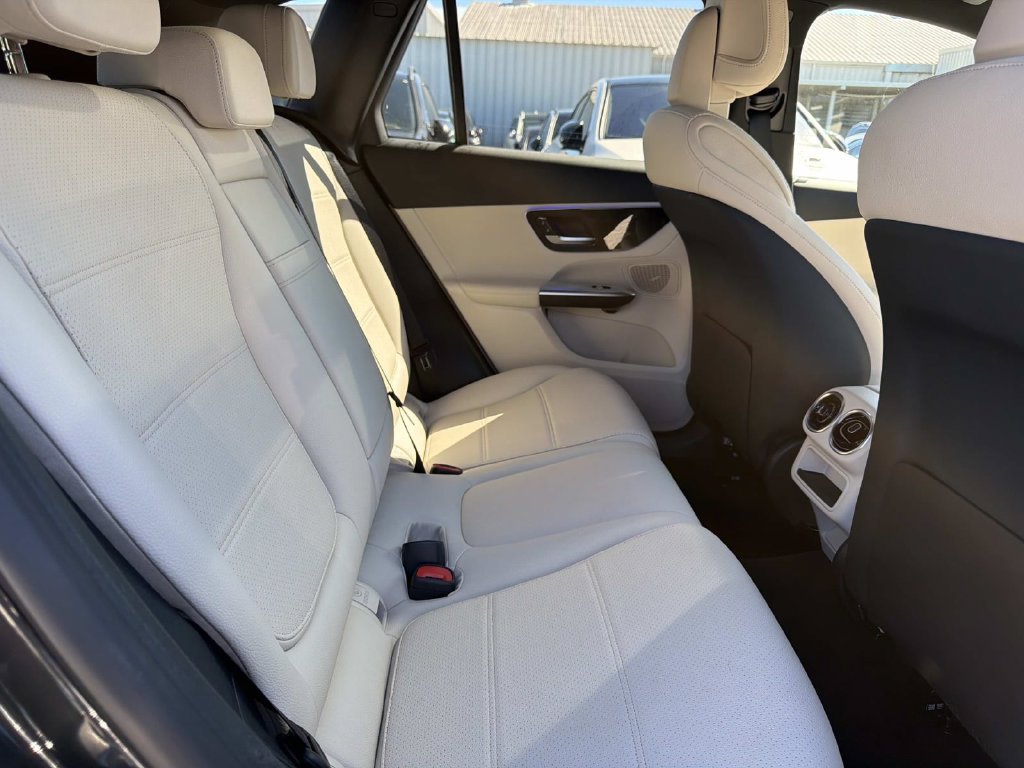 Used 2026 Mercedes-Benz GLC 300 image 9