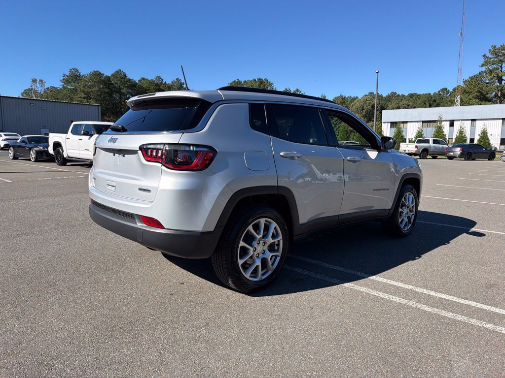 Used 2024 Jeep Compass Latitude AWD/4WD image 5