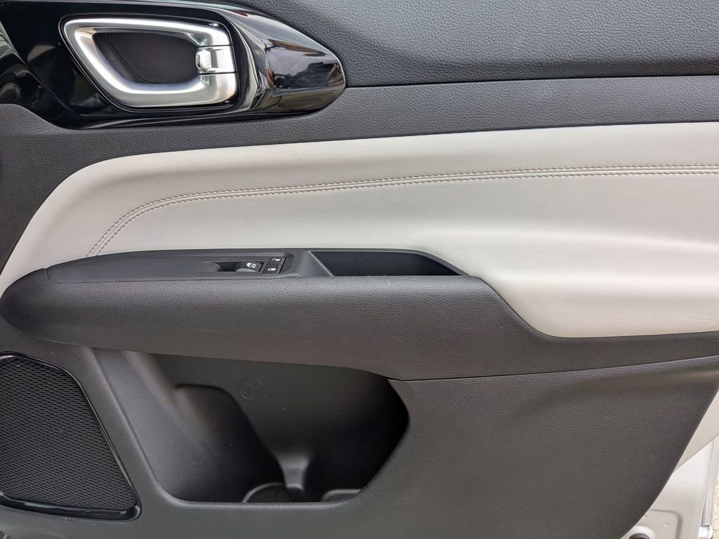 Used 2025 Jeep Compass Limited image 33