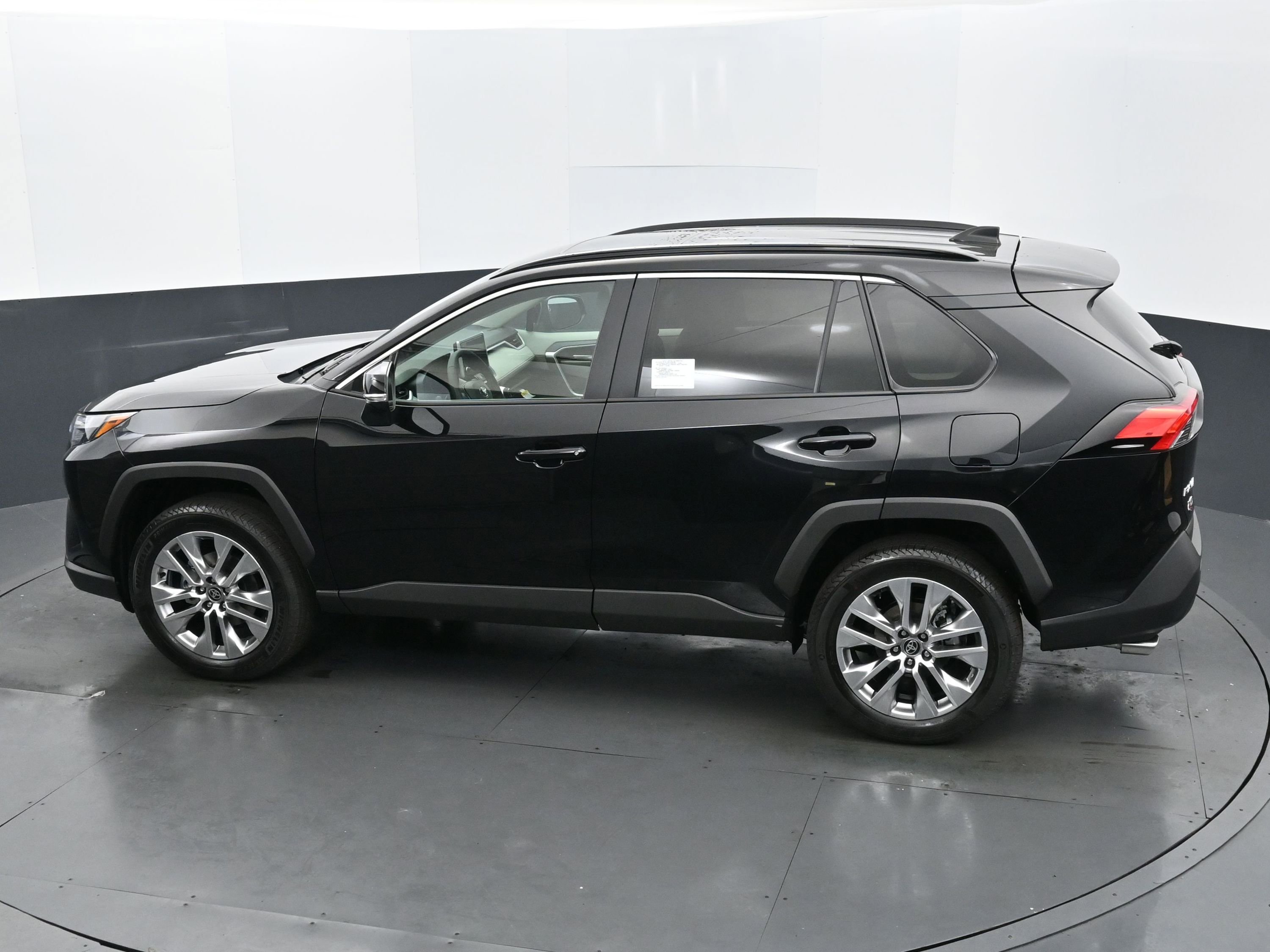Used 2025 Toyota RAV4 XLE Premium image 30