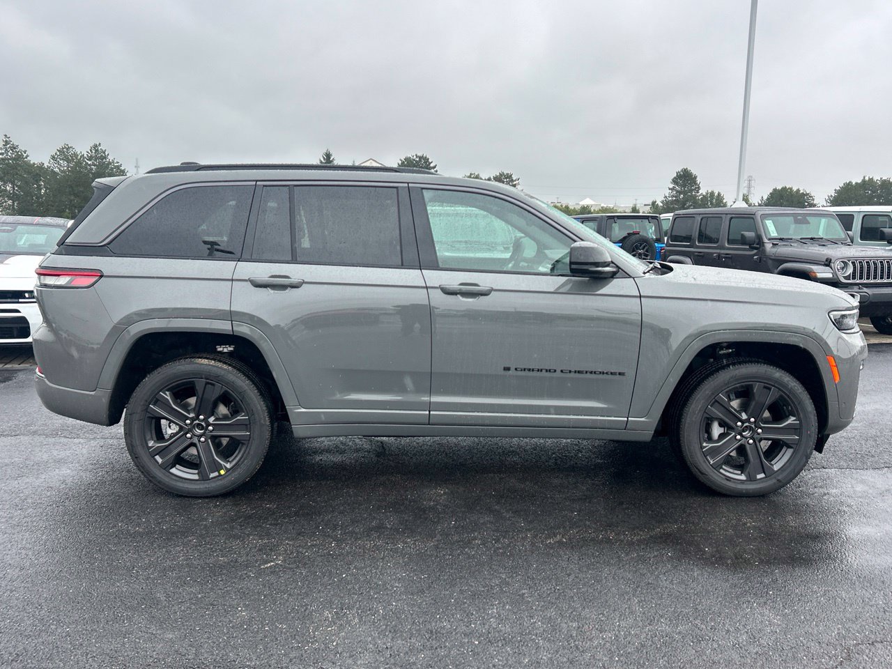 New 2027 Jeep Grand Cherokee Limited AWD/4WD image 2