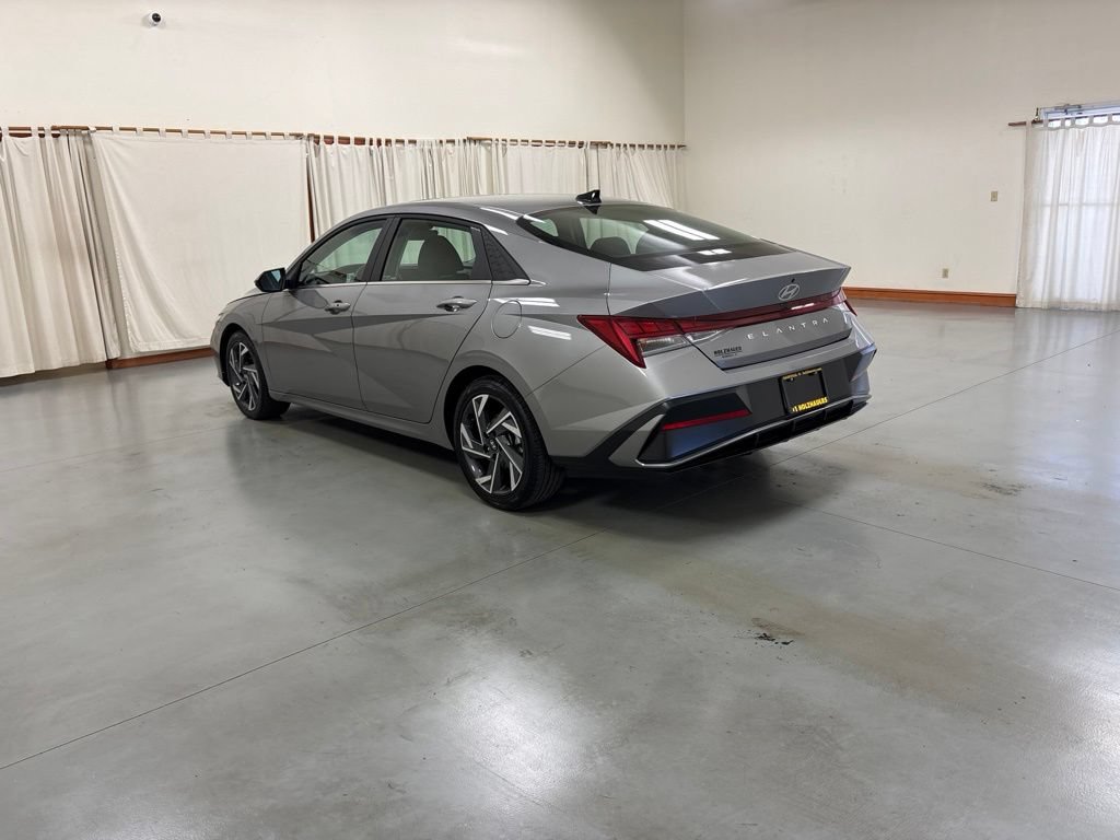 Used 2025 Hyundai Elantra SEL FWD image 6