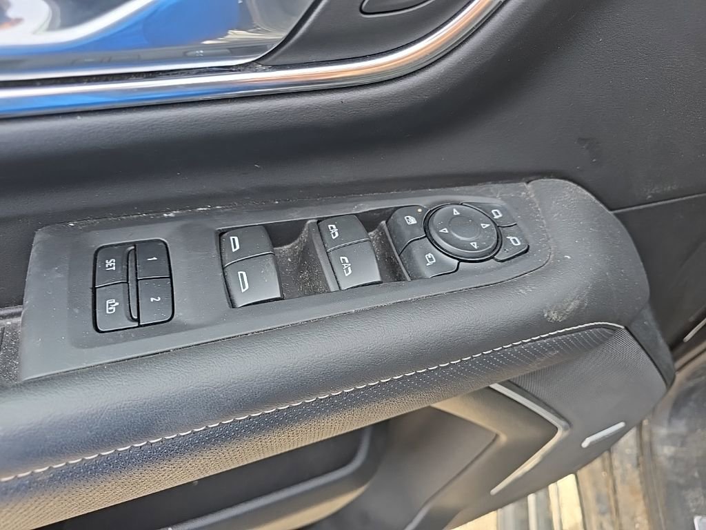 Used 2024 GMC Yukon SLT w/ SLT Luxury Package image 9