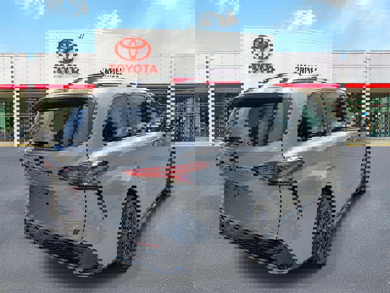 Used 2025 Toyota Sienna XSE w/ XSE Plus Package image 3